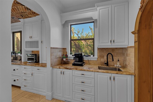 Building Photo - 1011 Rhodes Villa Ave