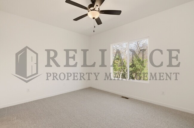 Building Photo - 5240 N Pinecrest Ct