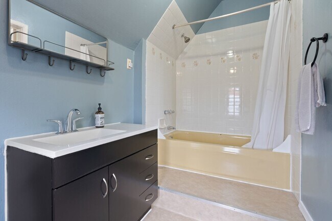 Building Photo - Spacious 4BR Turn-of-the-Century Charmer in the Heart of Bremerton!