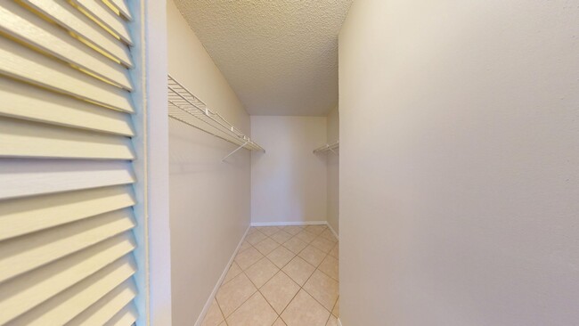 Building Photo - Beautiful 2 Bed / 2 Bath in Palm Club Vill...