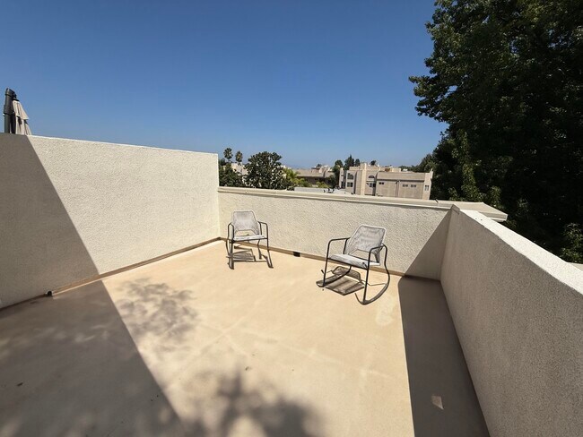 Building Photo - 14322 Dickens St