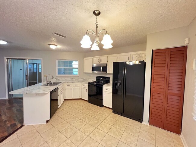 Building Photo - Charming 2-Bedroom, 2-Bathroom Home in a Tranquil Leesburg Community with Open Garage and Versati...