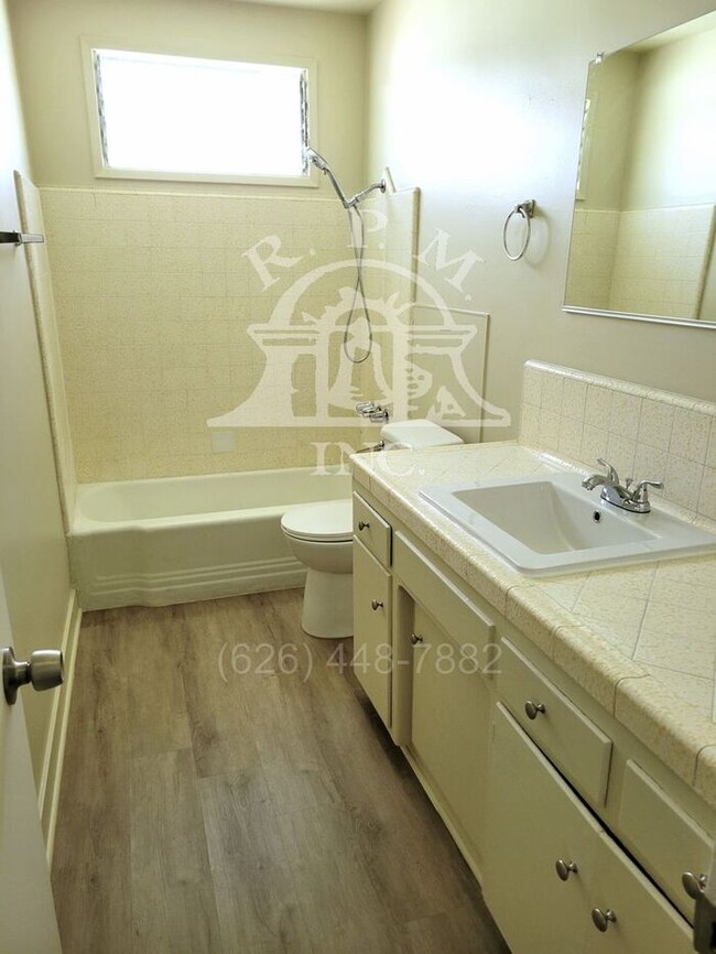 Building Photo - Spacious 2-Bedroom, 1-Bathroom Single-Leve...