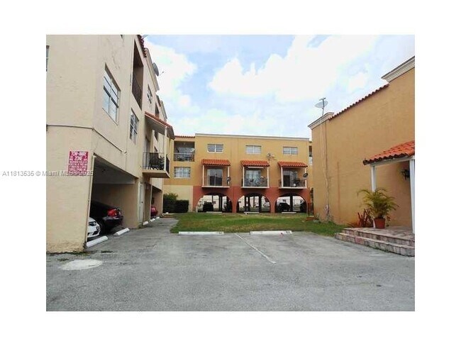 Building Photo - 1305 W 53rd St