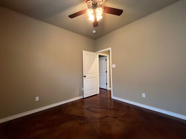 Building Photo - 4 Bedroom Single Family Home:  Available Now!