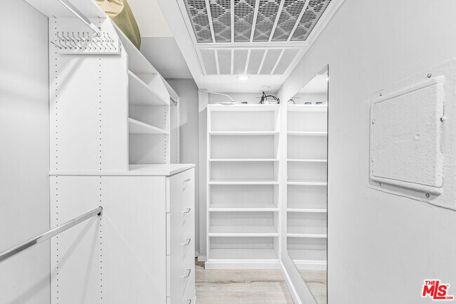 Building Photo - 1131 Alta Loma Rd