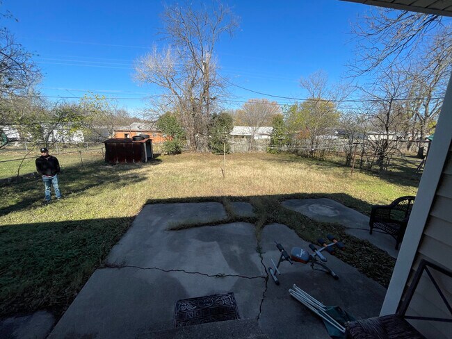 Building Photo - 1401 Alta Mira Dr