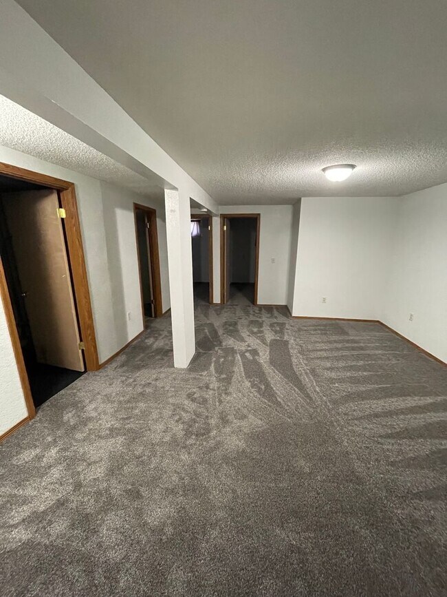 Building Photo - ~ APPLICATIONS PENDING ~ 4 bedroom, 2 bath...