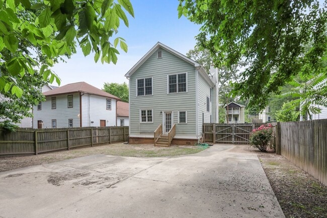 Building Photo - Spacious Grant Park Home