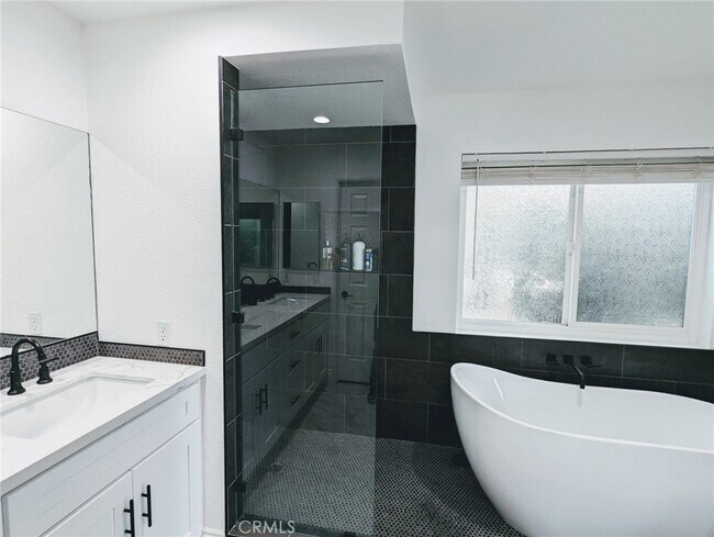 Building Photo - 7380 Live Oak Dr