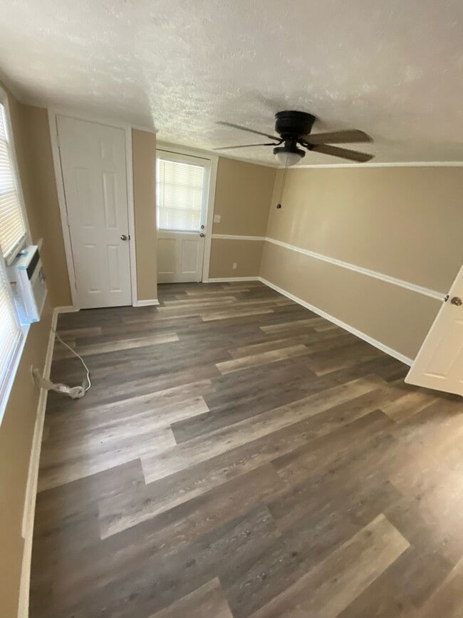 Building Photo - 4 Bed 1 Bath House