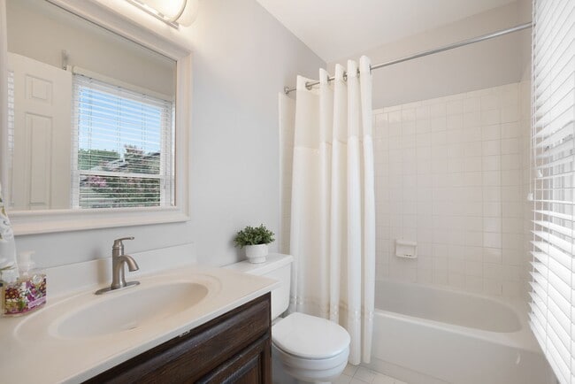 Building Photo - Gorgeous 2BR/3.5BTH Townhome in desirable Neighborhood of StoneyBrook in Rockville