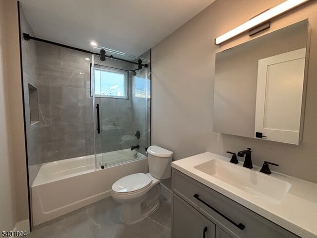 Building Photo - 136 Elm St