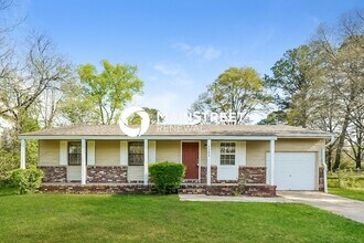 Building Photo - 3 Bedroom Pet-Friendly Home in Birmingham, AL with Main Street Renewal