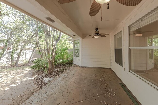 Building Photo - 2210 Zoa Dr