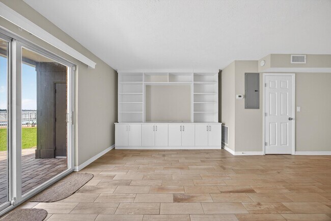 Building Photo - 83 Comares Ave
