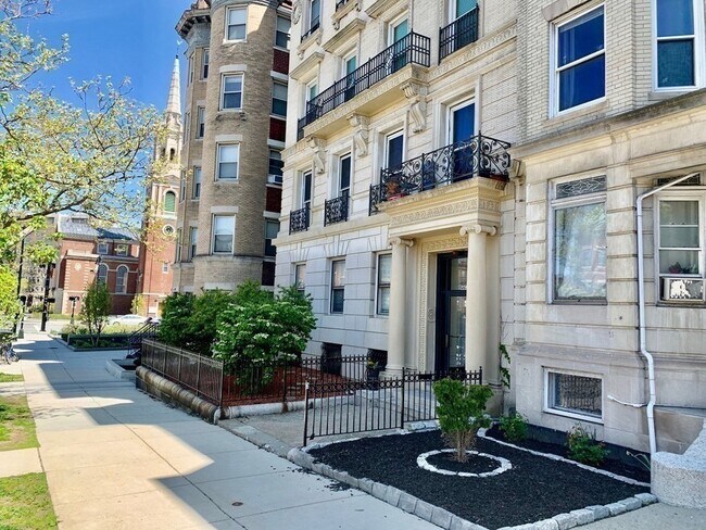 Building Photo - 465 Douglass Park