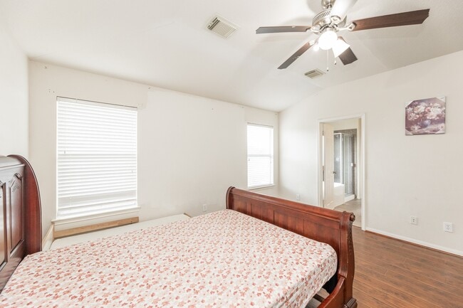 Building Photo - 6451 Applewood Forest Dr