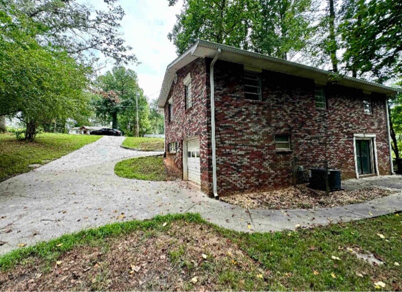 Building Photo - 1962 Maple Dr
