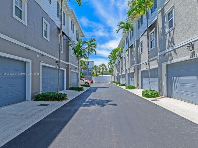 Building Photo - 2249 NE 9th Ave