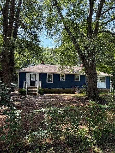 Building Photo - 605 Betty St