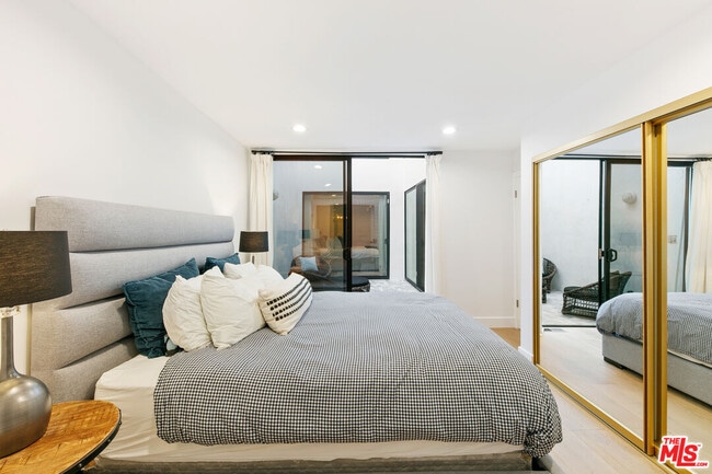 Building Photo - 6502 Dume Dr