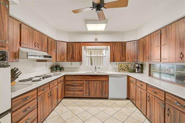 Building Photo - 3970 Prairie Dunes Dr