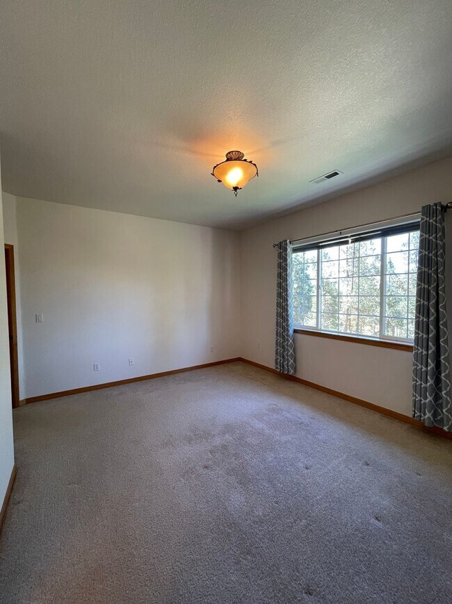 Building Photo - Spacious 3-Bed Home with Private Baths