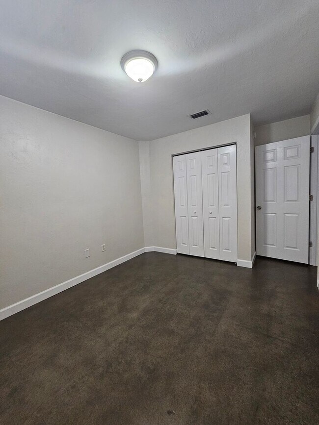 Building Photo - 3/2 Home in Palm Grove