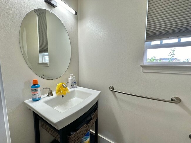 Building Photo - Modern & Custom 3 Bedroom / 2.5 Bathroom H...