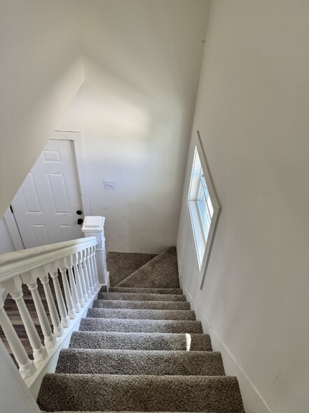 Building Photo - 509 N Elm St