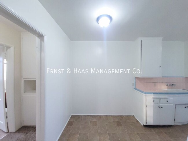 Building Photo - Lovely 1 Bedroom Apartment with Fresh Pain...