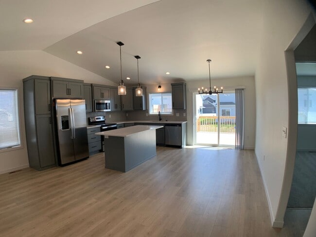 Building Photo - 4 Bed 3 Bath Single Family Home