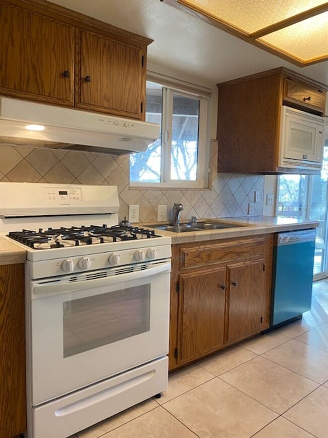 Building Photo - Beautiful 2 Bedroom/2 Bathroom Home with a Great Room, Fireplace and access to shared swimming pool