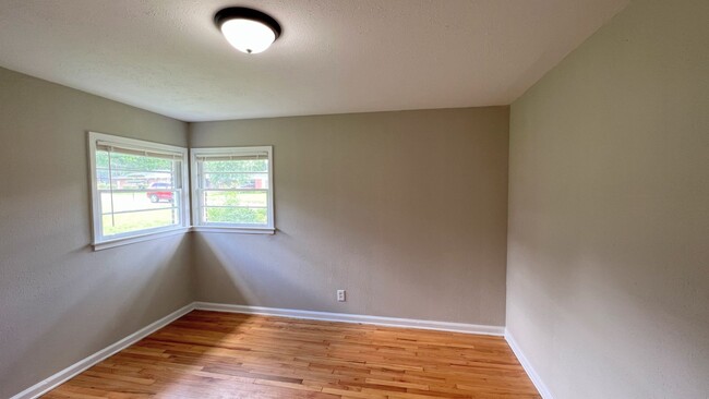Building Photo - Hello Gorgeous !! 3- bedroom just waiting ...
