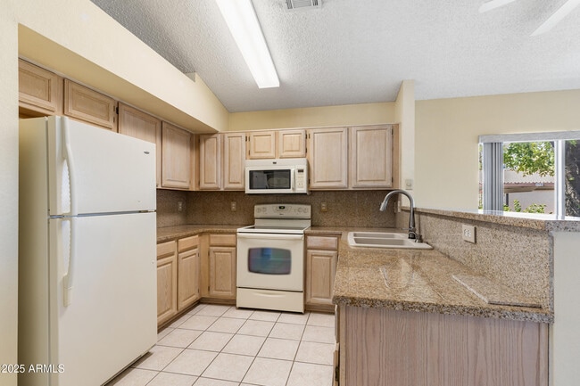 Building Photo - 1120 N Val Vista Dr