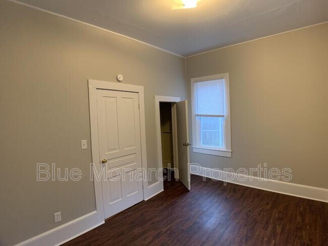 Building Photo - 427 Meller St