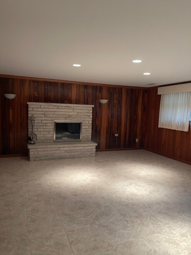Building Photo - 9700 Kolmar Ave
