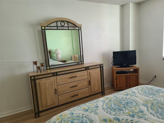 Building Photo - 3725 S Ocean Dr