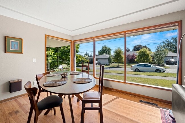 Building Photo - Mid-Century Classic! 3bd/3ba 2700 sf Short Term- FULLY FURNISHED!