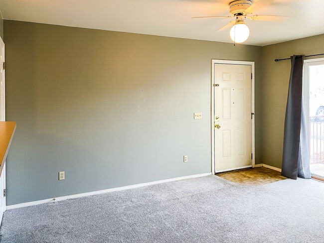 Building Photo - 3bed/2bath ground floor condo close to U of I, Shopping, Public Transportation