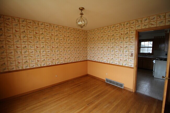 Building Photo - Three bedroom home off S Pope Lick Rd