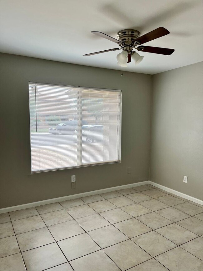 Building Photo - 3bd 2ba Townhouse - Recently Remodel!