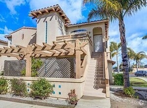 Building Photo - Charming Home