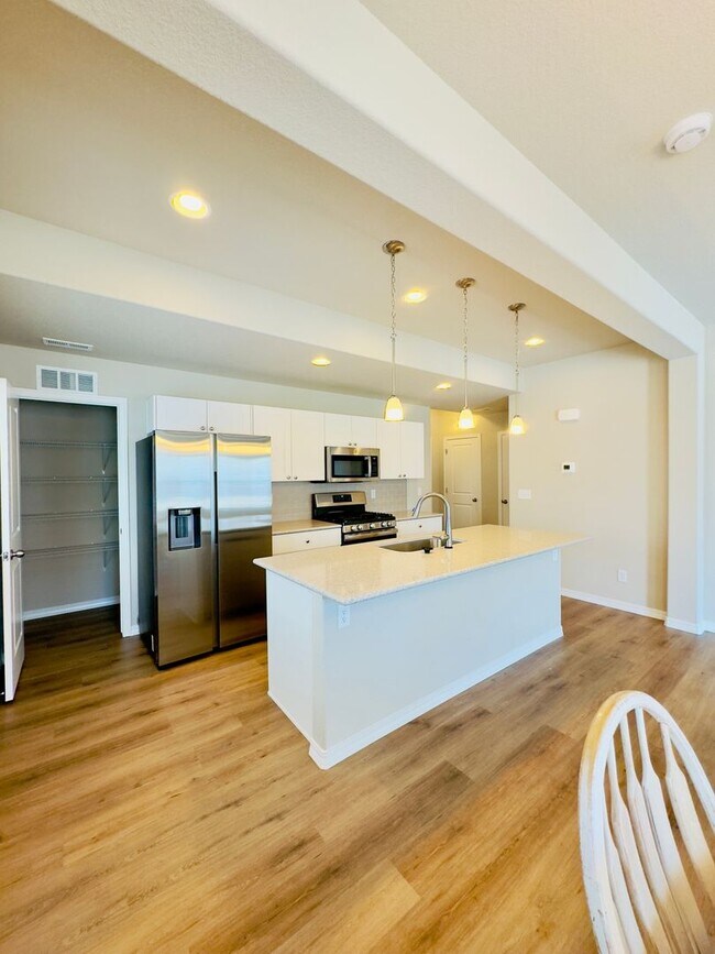 Building Photo - 3 Bedroom 2.5 bath 2 car garage with centr...