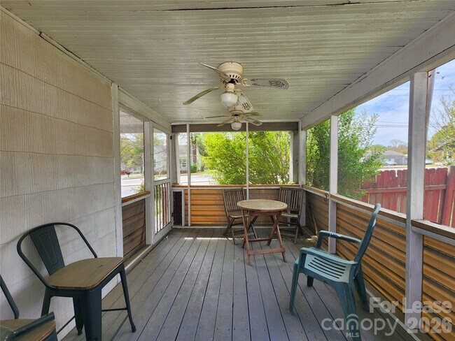 Building Photo - 1507 Ln St