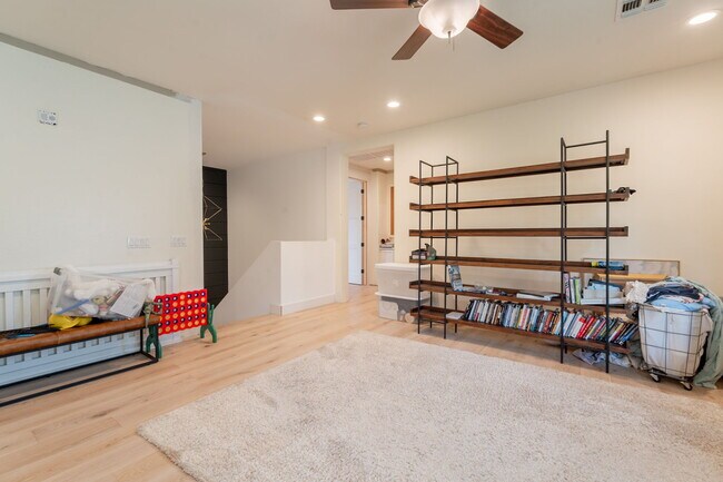 Building Photo - 3852 E Comstock Dr