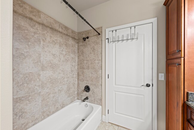 Building Photo - 4 Bed Navarre Townhome in Pool Community