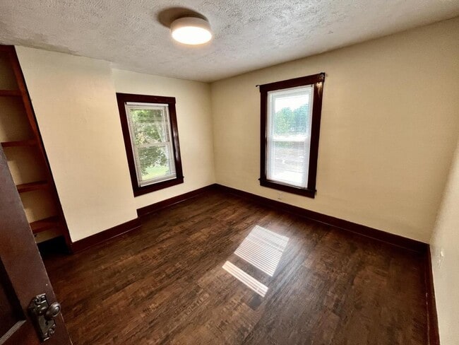 Building Photo - 604 N Park St