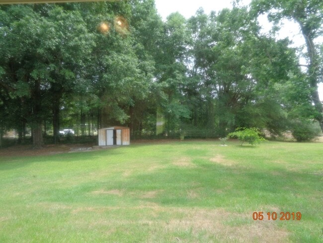 Building Photo - Sellers Court in Level Plains!  Freshly Pa...